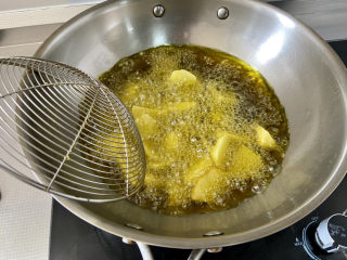 家常地三鲜,中小火炸2分钟左右，炸到土豆边缘变焦黄，捞出沥油