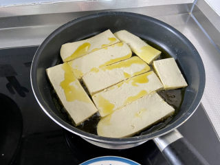 干煸豆腐➕蒜苗干煸豆腐,平底锅加油烧热，放入豆腐，中小火半煎炸