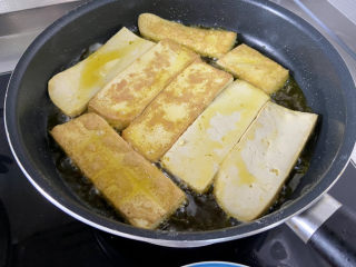 干煸豆腐➕蒜苗干煸豆腐,一面煎到金黄起硬壳，翻面继续煎