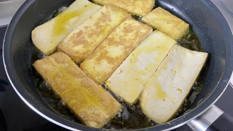干煸豆腐➕蒜苗干煸豆腐,一面煎到金黄起硬壳，翻面继续煎