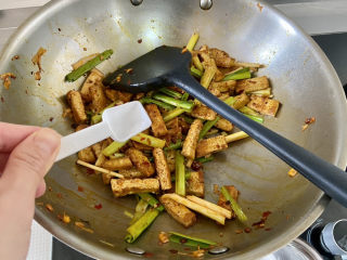 干煸豆腐➕蒜苗干煸豆腐,出锅前尝下咸淡，根据个人口味添加少许食盐，翻炒均匀出锅