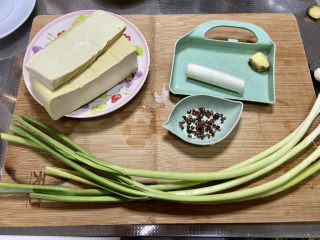 干煸豆腐➕蒜苗干煸豆腐,食材合照：老豆腐月400g，葱白一段，姜一小块，花椒一小撮，蒜苗五根