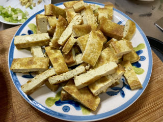 干煸豆腐➕蒜苗干煸豆腐,豆腐切小指粗的条