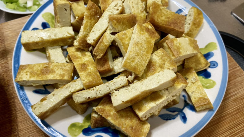 干煸豆腐➕蒜苗干煸豆腐,豆腐切小指粗的条