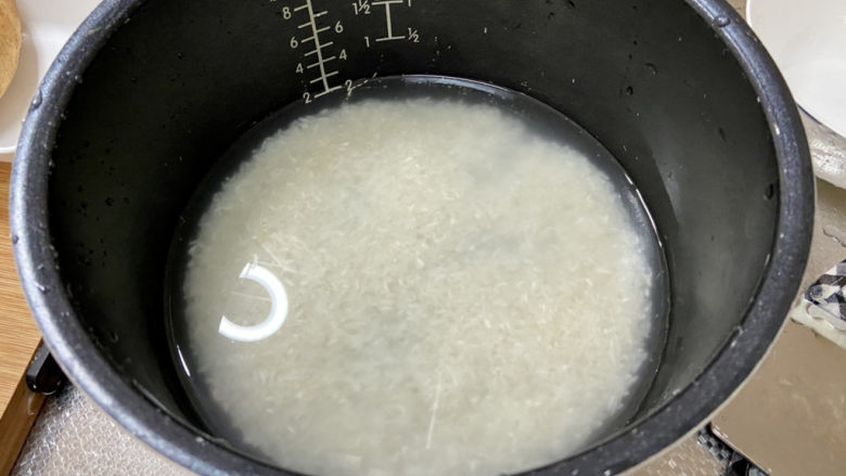 什锦香肠焖饭,大米淘洗干净，根据电饭锅标记放入适量煮米饭的清水浸泡