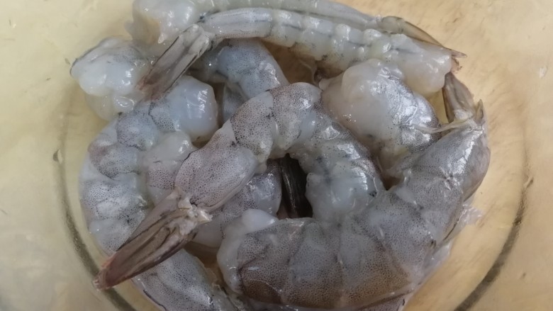 芦笋虾球,加少盐和淀粉抓匀，腌制几分钟。