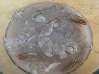 芦笋虾球,虾球二次清水洗干净。
