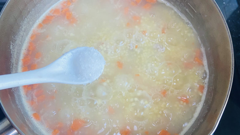 胡萝卜肉末粥,根据个人口味加入适量盐