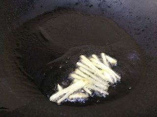 芦笋虾球,热锅凉油，油热放入姜丝炒香。