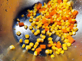 菜团子,红萝卜丁与玉米焯水备用