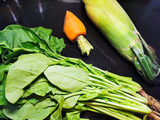 菜团子,菠菜，红萝卜，玉米