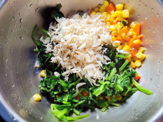 菜团子,菠菜，玉米，红萝卜，小海米放入盆中