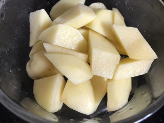 家常地三鲜,土豆去皮洗净切成小块