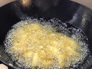 家常地三鲜,油温7成热时放入土豆