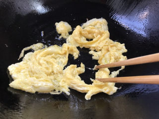 鸡蛋火腿炒饭,热锅热油放入蛋液，用筷子迅速把蛋液炒散，成小颗粒状，盛出备用