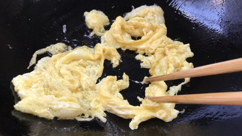 鸡蛋火腿炒饭,热锅热油放入蛋液，用筷子迅速把蛋液炒散，成小颗粒状，盛出备用