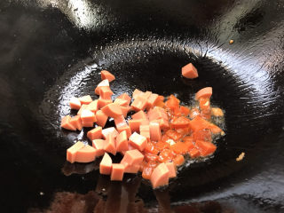鸡蛋火腿炒饭,就着油锅放入胡萝卜丁炒断生