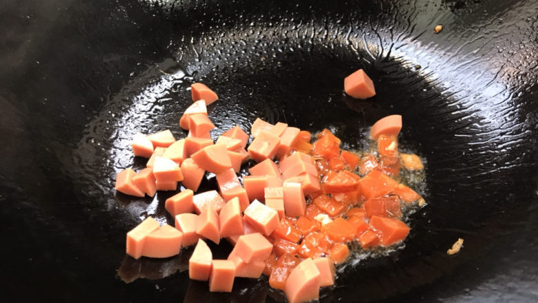 鸡蛋火腿炒饭,就着油锅放入胡萝卜丁炒断生
