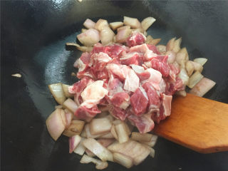 西红柿土豆炖牛肉,倒入牛肉