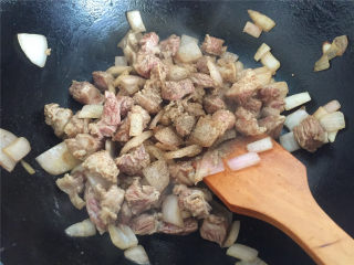 西红柿土豆炖牛肉,放入黑胡椒碎，继续翻炒至牛肉收紧。