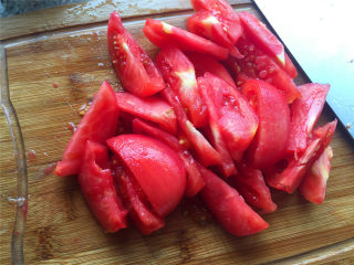 西红柿土豆炖牛肉,切成月牙状。
