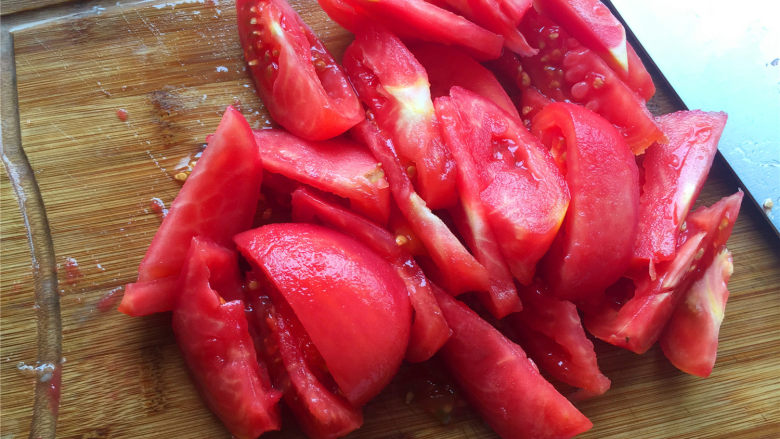 西红柿土豆炖牛肉,切成月牙状。