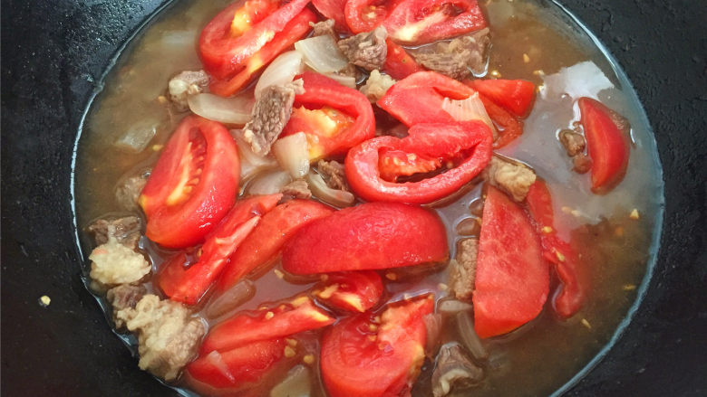 西红柿土豆炖牛肉,把土豆和番茄放到锅里。