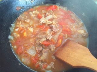 西红柿土豆炖牛肉,翻一下，盖上盖子继续炖10分钟。