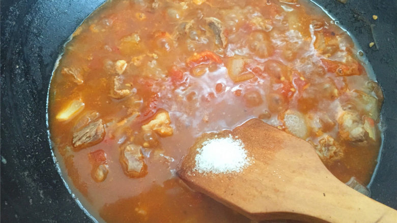 西红柿土豆炖牛肉,打开锅盖，用铲子翻动一下，番茄很快就会融到汤汁里。