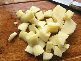 西红柿土豆炖牛肉,土豆切成块。