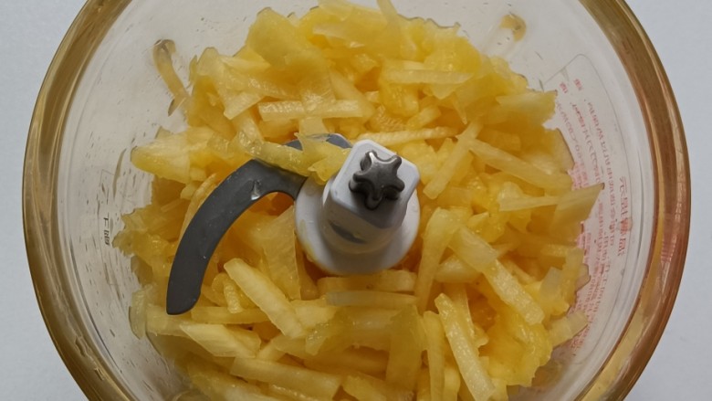 菠萝酱,另外的1/3菠萝可以不用切太细，放入料理机破壁机一类的打成果泥
