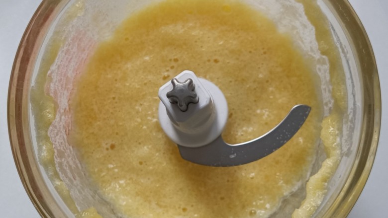 菠萝酱,这个步骤不需要加水或者糖，直接用菠萝打就好。如图，打完会呈现米糊状