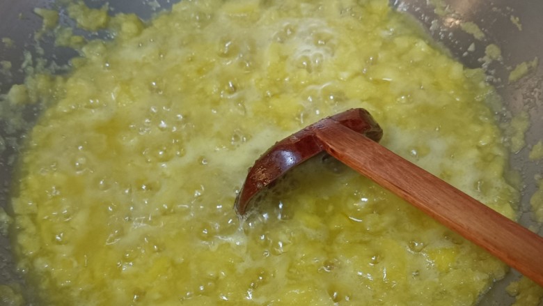 菠萝酱,小火一直煮，边煮边搅拌，防止糊锅