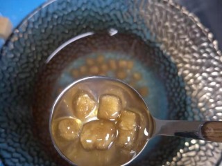 红糖珍珠奶茶,煮开后闷5分钟盛出装盘，我这次直接捞出来过凉了，煮开的汤汁都是红糖水可以不要倒掉，珍珠就做好了。