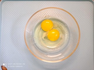 鸡蛋火腿炒饭,打两个鸡蛋放少许食用盐打散