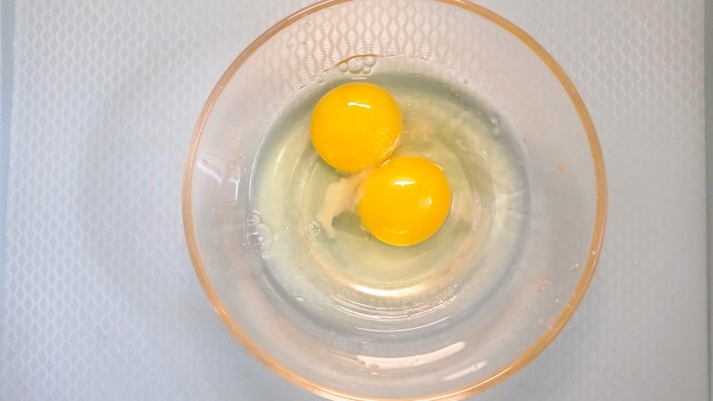 鸡蛋火腿炒饭,打两个鸡蛋放少许食用盐打散