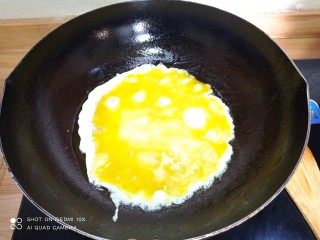 鸡蛋火腿炒饭,再到入少许色拉油，倒入鸡蛋液，翻炒至凝固