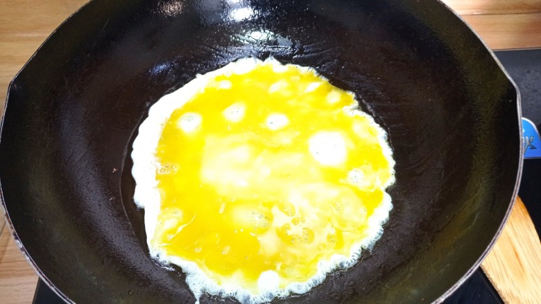 鸡蛋火腿炒饭,再到入少许色拉油，倒入鸡蛋液，翻炒至凝固