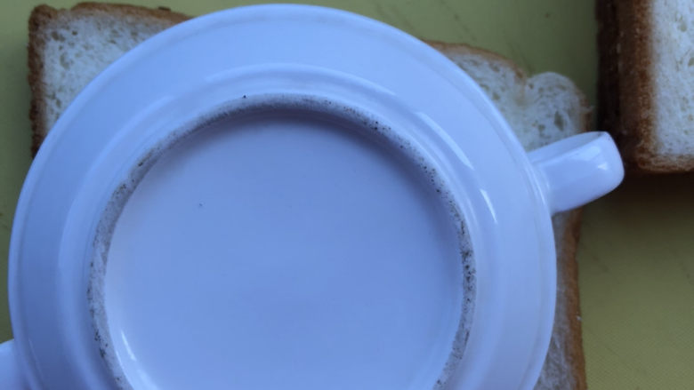 吐司版芋泥蛋糕,找个圆的器具覆盖。