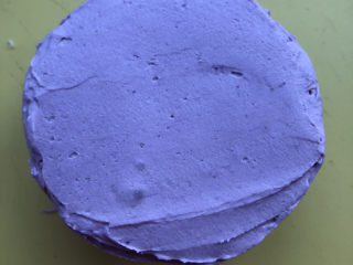 吐司版芋泥蛋糕,直到叠好三片吐司，四周和表面全部涂抹上奶油芋泥。
