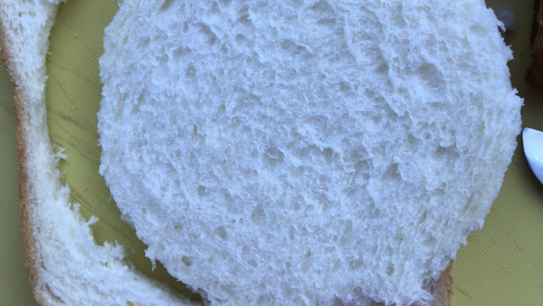吐司版芋泥蛋糕,照样子抠一个圆形出来。