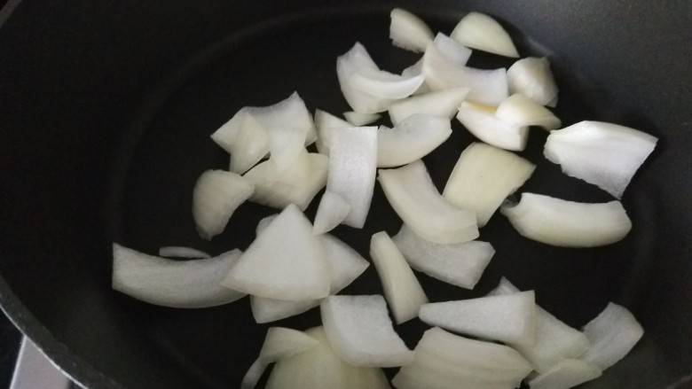 叉烧里脊肉,洋葱放入锅中干煎，不加油。