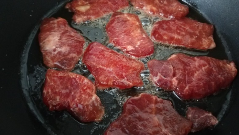 叉烧里脊肉,锅中倒入适量油烧热，放入里脊肉。