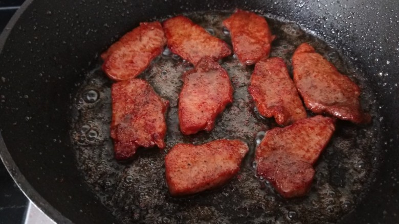 叉烧里脊肉,两面烤的外焦里嫩放在香菜上。