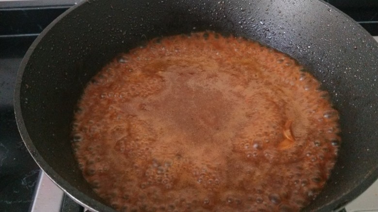 叉烧里脊肉,腌制肉制倒入锅中，加入少许水烧开，里面有淀粉了，熬制浓稠即可。