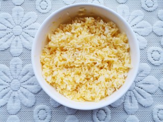 鸡蛋火腿炒饭,取一个蛋黄和米饭拌匀，