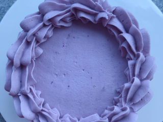 吐司版芋泥蛋糕,表面随意挤上花纹装饰。