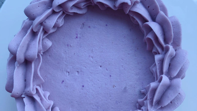 吐司版芋泥蛋糕,表面随意挤上花纹装饰。