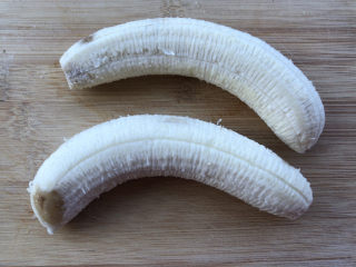酥炸香蕉,香蕉去皮。