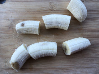 酥炸香蕉,均匀切段。